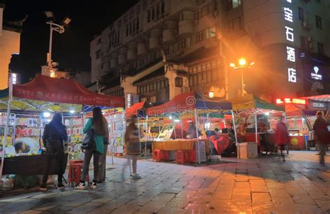 桂林夜市在哪裏，桂林的夜市文化是否真的如传说中那般繁华热闹？